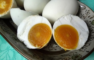 相比新鲜鸭蛋,人们更愿选择吃咸鸭蛋,原因是鲜鸭蛋腥味较重,而用盐水